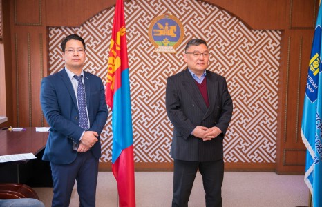 Олон улсын олимпиадад өндөр амжилт гаргасан сурагчдыг анх удаа мөнгөн шагналаар урамшууллаа