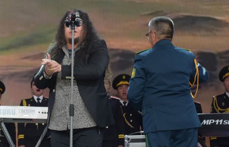 Харангын “Хар азарга” хар савхинаасаа салжээ