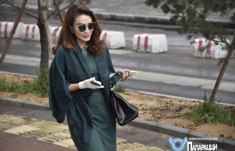 Хатагтай О.Болор дуурь үзэж явна