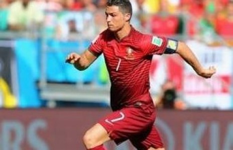 Иранчууд Ronaldo-гийн байрлаж буй буудлын дор шөнөжин бужигнав