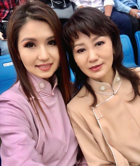 Мисс Долгион ээжийнхээ хамт