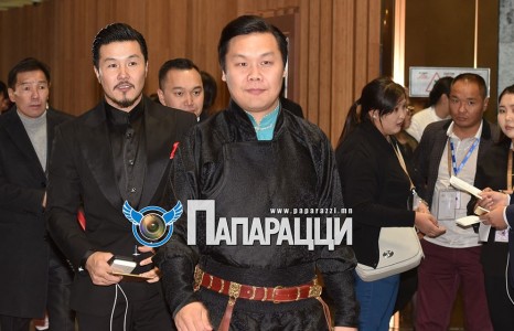 “Манж” Барсаа Монгол үндэсний хувцасаар гангарчээ