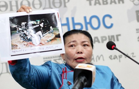 Ц.Бат-Өлзий: ”Долоог нь алчихсан юм чинь найм болгоод алчихъя” гэсэн