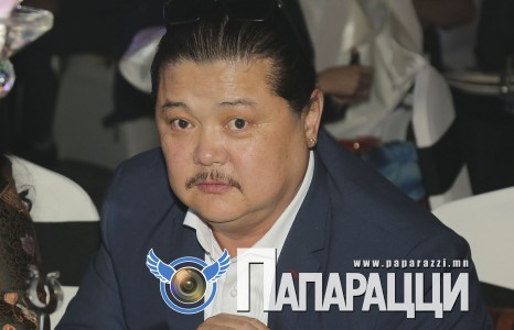 Жүжигчин Н.Онон нөгөөх л салдаггүй цүнхтэйгээ...