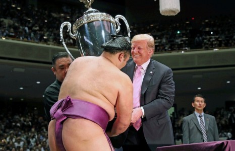 Дональд Трамп сүмо үзэж, өөрийн нэрэмжит цомоо түрүүлсэн бөхөд гардуулав