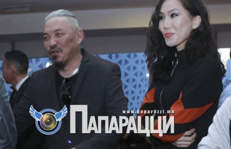 Гитарчин Өөжгий амрагтайгаа...