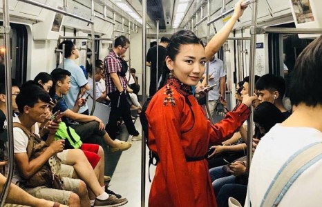 Дээлтэй Монгол