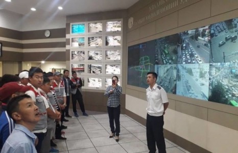 Автобусны жолооч нарт замын хөдөлгөөний дүрэм зааж байна