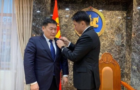 ЗАСГИЙН ГАЗАР: Шинээр томилогдсон гурван сайдад тэмдгийг нь гардууллаа
