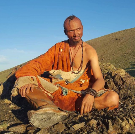 Драмын театрын жүжигчин, Шүүдэрцэцэгийн нөхөр Тодоо буюу Тодгэрэлийн нэгэн дүр...