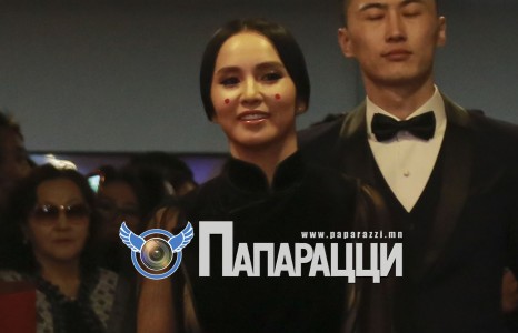 Жүжигчин А.Гэрэлцэцэг зан үйлээ мартав уу, эсвэл...