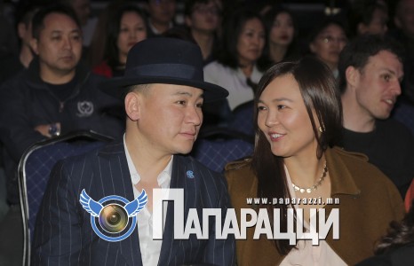 Дуучин Наагий стиллист эхнэртэйгээ...