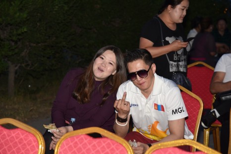 Дунд хуруу л гэнэ дээ. Найз охин нь авьяаслаг Монголчууд шоунд оролцож байсан санагдана.