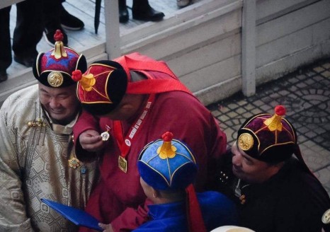 Шинэхэн аварга тэмдэгээ үзэж байгаа нь гое агшин