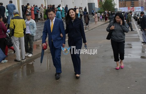 Ц.Нямдоржийн “шахааны бизнесчин” хүү гэргийтэй зугаалж явна