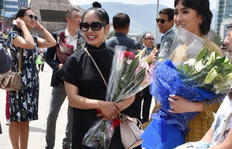 “Маск”-ын үнсгэлжин “хар”-аар гангарчээ