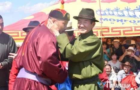 Ц.Нямдорж сайд нутгийнхаа шинэ аваргадаа хөл алдан гүйнэ