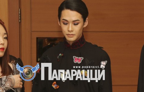 Ижил хүйстэн Билли бүсгүйчүүдтэй хүч үзэж байна