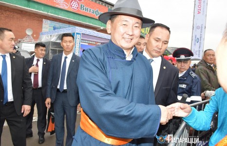 Ерөнхий сайд У.Хүрэлсүх наадамчин олонтой гар барьж мэндчилэв