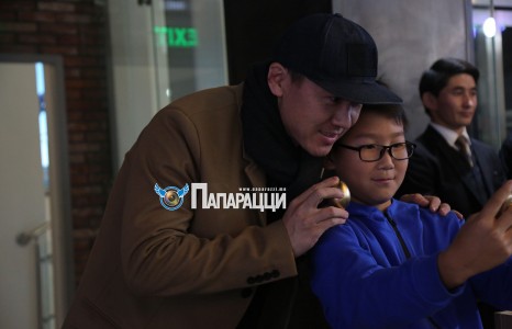 Жүжигчин, дуу оруулагч Б.Батзаяа сэлфи хийгээд чөлөөгүй...