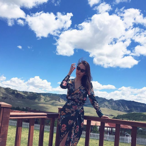 Модель Нора Тэрэлжээр амарж явна.