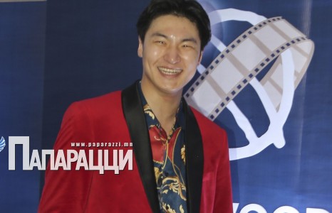 Загварын сайхан залуу О.Билгүүн инээхээрээ нүдгүй...