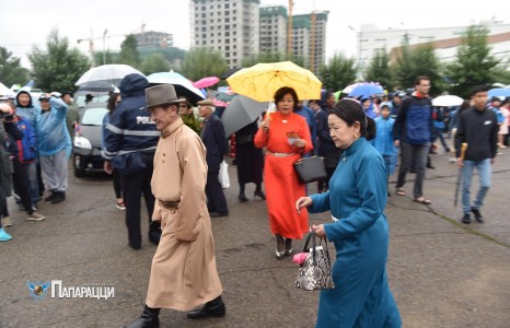 Ц.Нямдорж авааль гэргийтэйгээ явна