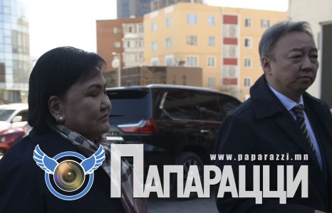 “Унтаахай” хочтой гишүүн тансаг машинаараа морилж явна