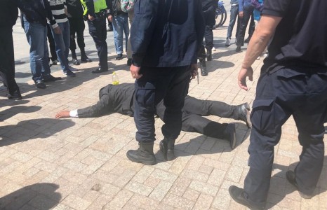 Машинтай жагсагчдын нэг нь төв талбайд машинтайгаа яван хүн дайрахыг завджээ