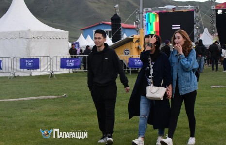 Авьяасаараа гайхагдсан Б.Шижирбат найз охины хамт