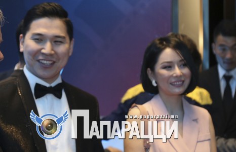 “Баззер” Нарка сайхан эхнэрээрээ үргэлж гангарна