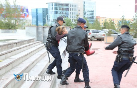 МАН-ын бага хурлын үеэр 3 бүсгүйг цагдаагийнхан хүч хэрэглэн ачив