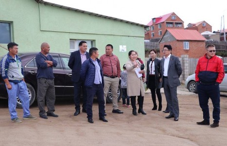 Иргэдийн зүгээс борооны улмаас эвдэрч сүйдсэн зам, гудамж талбайг засаж өгөхийг хүслээ