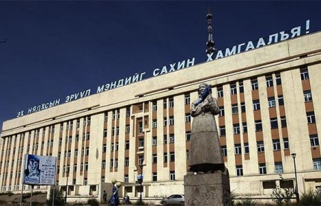 Эх нялхасаас хөөгдсөн эмэгтэй 30 гаран градусын хүйтэнд гадаа хүүхдээ төрүүлжээ