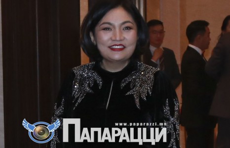 Аархуу дүүгийн эрдэнэ мэт эгч баясгалантай явна