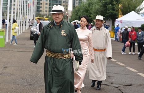 Аса аварга амьдралаа ч  төвхнүүлж, шинэ бизнест хүч үзэхээр болжээ