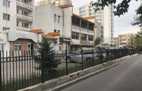 Өчигдөр Мандухай зочид буудлын хашааг татаж, явган хүний замгаргуулсанд иргэд ам сайтай байна