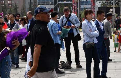 Хошин шогийн халзан МС хүүгээ дагуулан явна