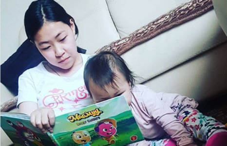 Хөтлөгч, жүжигчин Ц.Уянга ихэр гэмээр адилхан дүүтэй