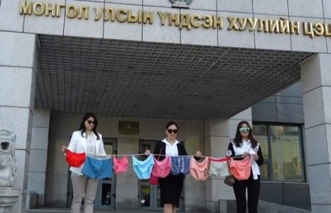 Үндсэн хуулийн цэцийн гадна “Бандааштай жагсаал” болж байна