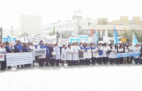 Төрийн албан хаагчид цалингаа голж жагсах, фэйсбүүктээ эмоорох эрхгүй боллоо