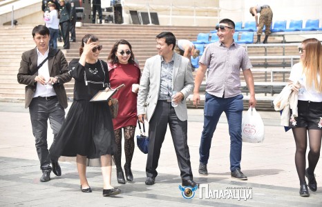 Попордоггүй дуучин С.Баттулга халуун бүлээрээ явна