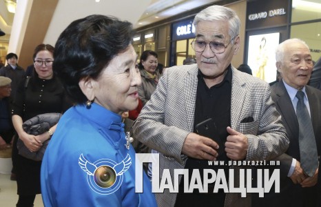 Эрэлттэй ахмад жүжигчид