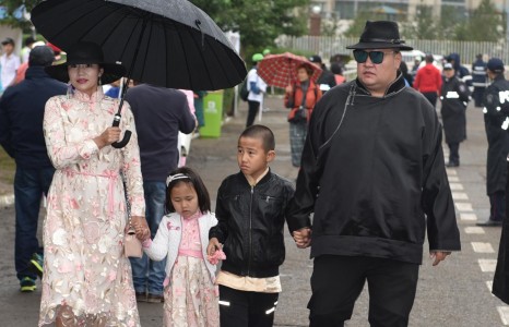 Жүжигчин Г.Алтэнгэрэл эхнэр хүүхдийн хамт