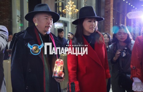 “Хар сарнай”-ийн Амараа гэргийтэйгээ малгайгаар ижилсэв