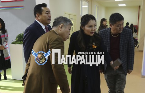 Т.Баясгалан хүндэт зочиддоо хөл хөнгөн...