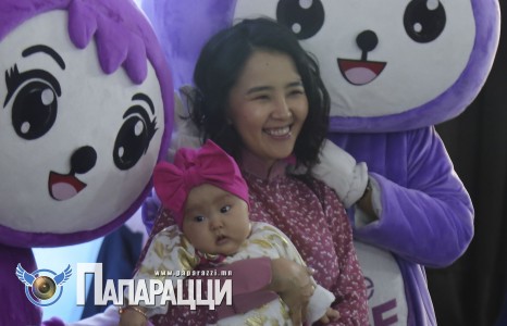 О.Цэнгэл гэр бүлийн жаргалыг эдэлж явна