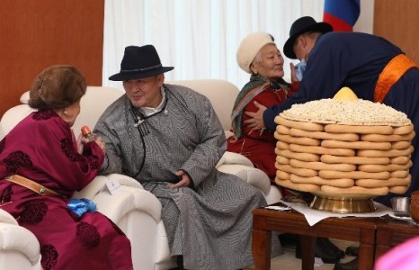 Монгол Улсын Ерөнхийлөгч Х.Баттулга, УИХ-ын дарга Г.Занданшатар, Ерөнхий сайд У.Хүрэлсүх нар ахмадуудын амар мэндийг айлтган золгов