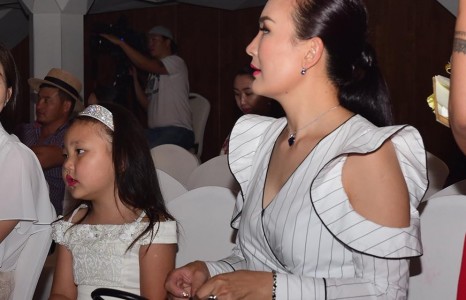 Ч.Чулуунчимэг Д.Болдтой дэндүү адилхан охинтойгоо...