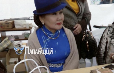 МУАЖ Ш.Чимидцэеэ талбай дээр цомогоо зараад сууж байна